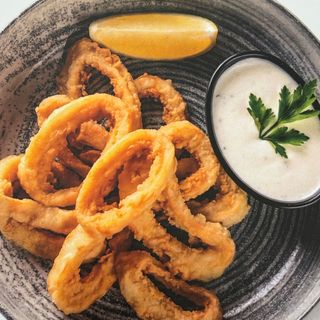 Хрупкави калмари със сос айоли