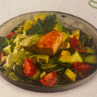 Салата с печена сьомга и авокадо