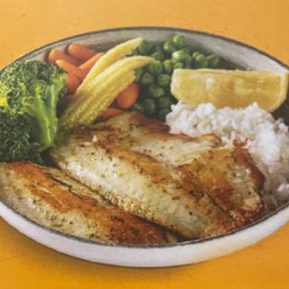 Бяла риба със задушени зеленчуци и ориз