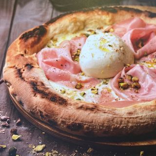 Пица мортадела с бурата и шамфъстък