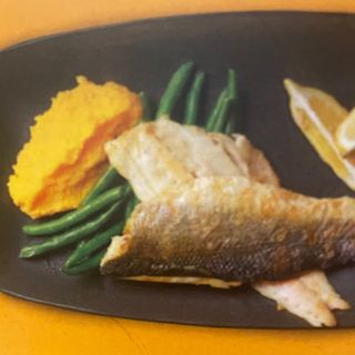 Лаврак филе с пюре от моркови и свеж зелен боб