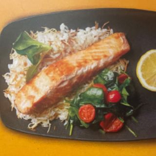 Сьомга с пилаф и свежа салата с чери домати