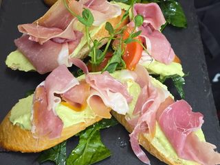 Бруксети с прошуто и крем от авокадо