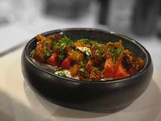 Пържени червени чушки с домат и мус от сиренa