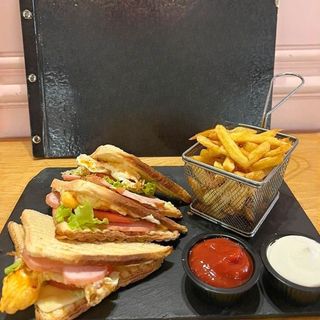 1 Клуб сандвич с пилешко (300г)