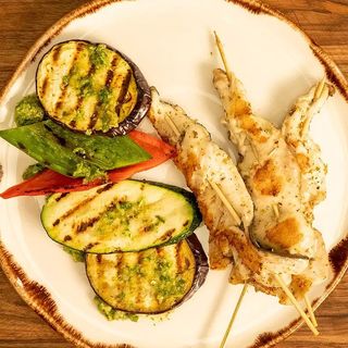 1 Пилешки филенца с пармезанова коричка с гриловани зеленчуци