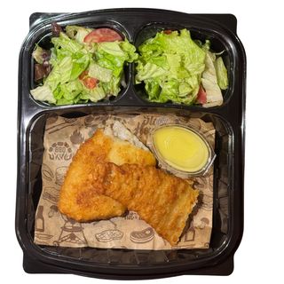 Хрупкаво филе от треска с микс салатки и лимонов дресинг (310г)