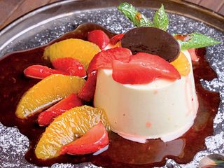 Торро панакота със салата от ягоди и портокал