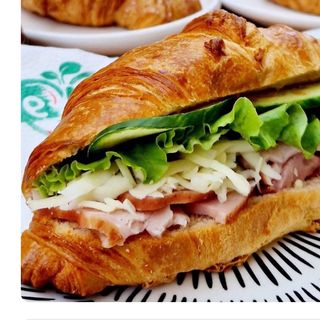 Кроасан със свинско филе