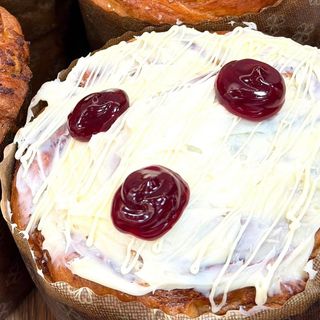 Козунак с бял шоколад и череша