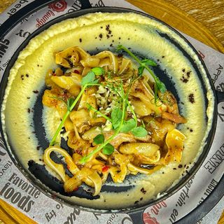 Свински уши с пюре от целина и пащърнак