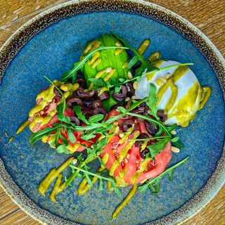 Салата с белени домати, бурата и авокадо 400г