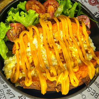 Цял печен сладък картоф, пълнен с микс сирена 500 г