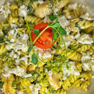 Фусили с пиле, спанак и моцарела 450 г