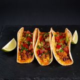 3 бр. такоси Чили Кон Карне,плюс картофки, сос и Coca-Cola напитка