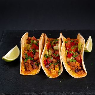 3 бр. такоси Чили Кон Карне,плюс картофки, сос и Coca-Cola напитка