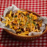 Чедър картофки с Чипотле Крема и магданоз