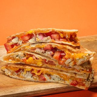 Кесадия с Дърпано Пилешко (320г)