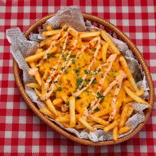 Чедър картофки с чипотле крема и магданоз