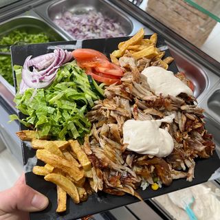 Голяма порция месо ориз салата и питка (750гр)