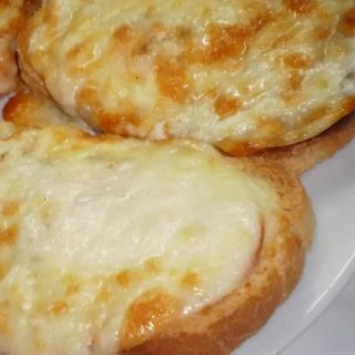 Сандвич с шунка и кашкавал (2 филии)