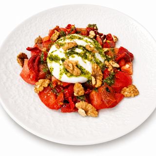 Салата Бурата с печена чушка, домат и орехи