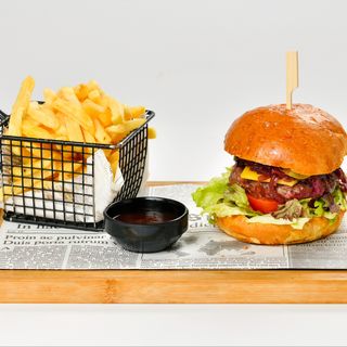 Телешки бургер с пържени картофки  (450г)