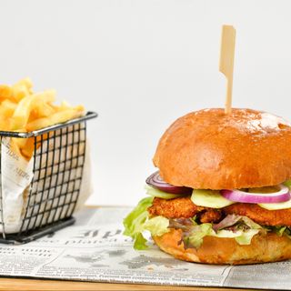 Бургер с хрупкаво пиле и пържени картофки (350г)
