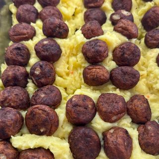 Кюфтета по цариградски със сос Велуте (350Г)