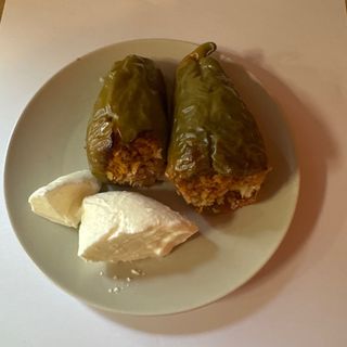 Пълнени чушки с кайма и ориз с кисело мляко (350Г)