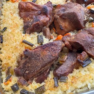 Печен свински джолан със гарнитура (350Г)