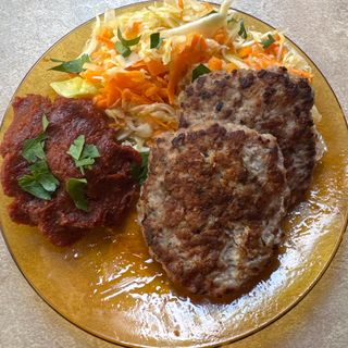 Кюфте (2бр) от свинаска кайма с гарнитура (350Г)