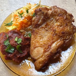 Пилешка пържола от бут с гарнитура (350Г)