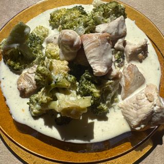 Пилешко месо с броколи и сметана