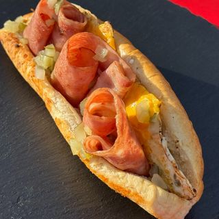 Бриош-дог с яйце и бекон (280г)