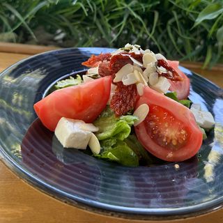 Салата с прясно биволско сирене