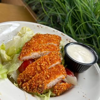 Салата с хрупкаво пиле