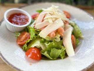 Салата Цезар с пушена сьомга (350г)