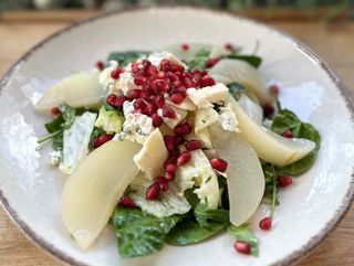 Свежа салата с круши и нар (350г)