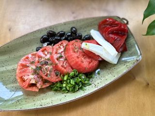 Салата от белени домати с прясно биволско сирене (400г)