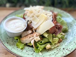 Салата Цезар с пилешко и бекон (350г)