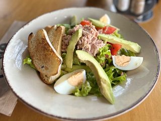 Зелена салата  с риба тон и авокадо (400г)