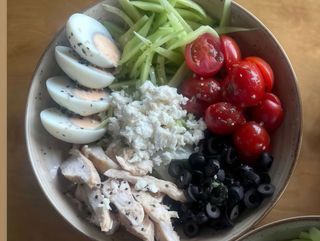 Кето салата с пилешко (450г)