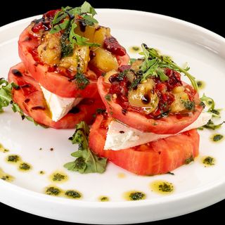 Салата стек от домат с овче сирене,патлажан и чушка