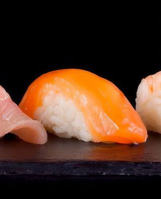 Нигири със сьомга (80г)