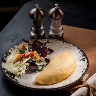 Омлет с крема сирене, краве сирене и спанак (320г)