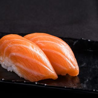 Нигири сьомга (70гр) 2бр