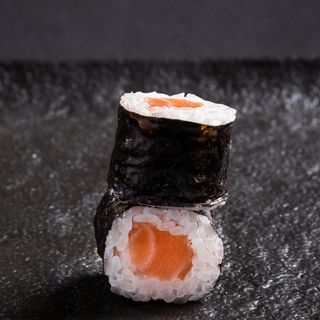 Хосомаки сьомга (100гр) 8бр