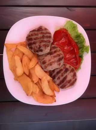 Тройка кюфтета с картофи със сирене