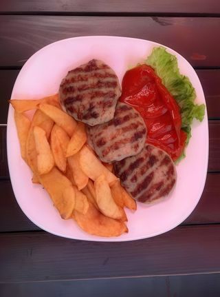 Тройка кюфтета с картофи със сирене